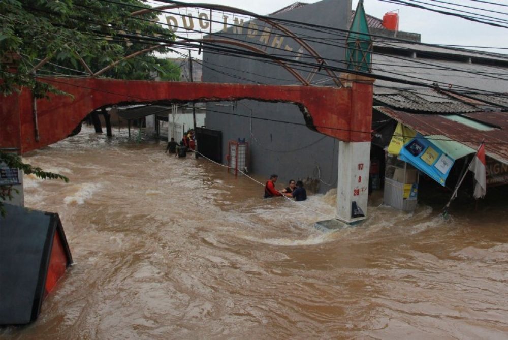 Tim SAR gabungan mengevakuasi warga yang terjebak banjir di perumahan Ciledug Indah 1, Tangerang, Banten (Foto: Antara/Muhammad Iqbal)