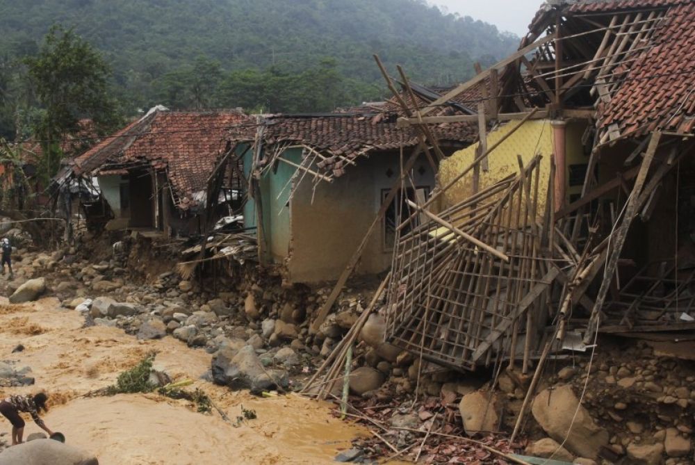 Rumah warga diterjang banjir bandang Sungai Ciberang di Kampung Lebak Gedong, Cipanas, Lebak, Banten (Foto: Antara/Weli Ayu Rejeki)