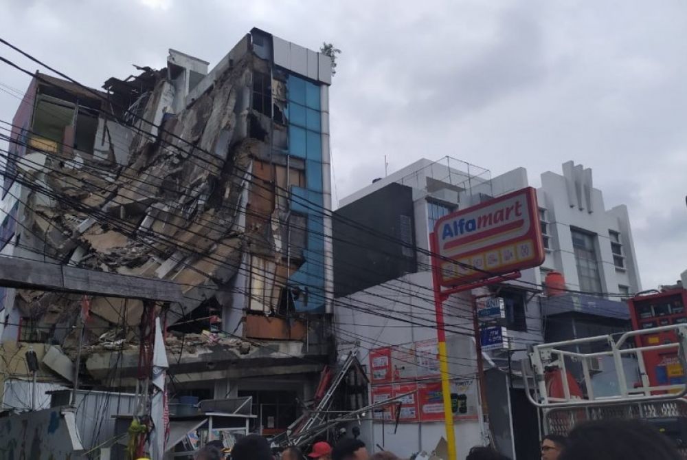 Bangunan roboh di Slipi, Jakarta Barat (Foto: Republika/Rizkiyan Adhiyuda)