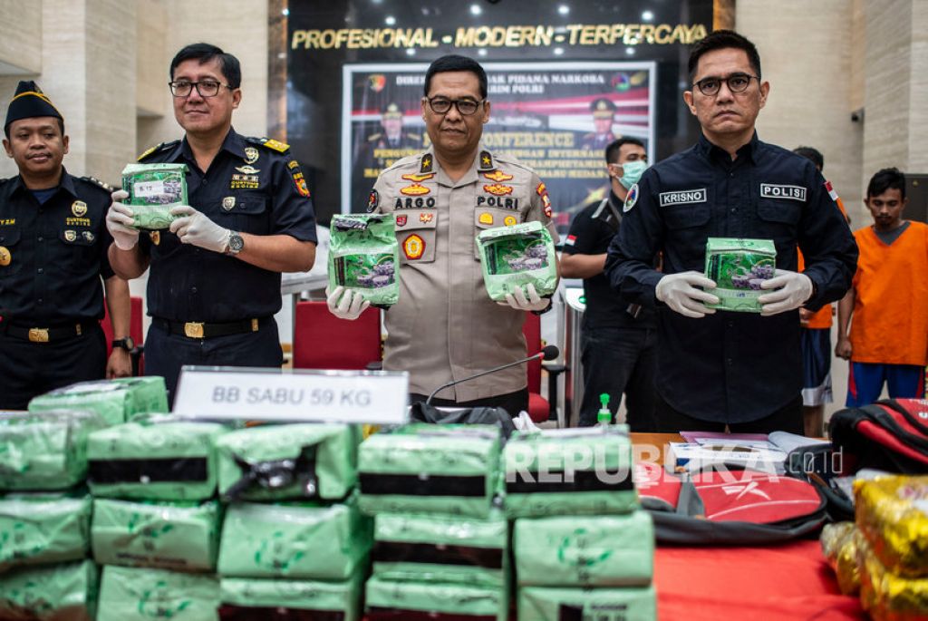 Barang bukti dan para tersangka dibeber di Mabes Polri, Rabu (12/2/2020) (Foto: Antara/Aprillio Akbar via Republika)