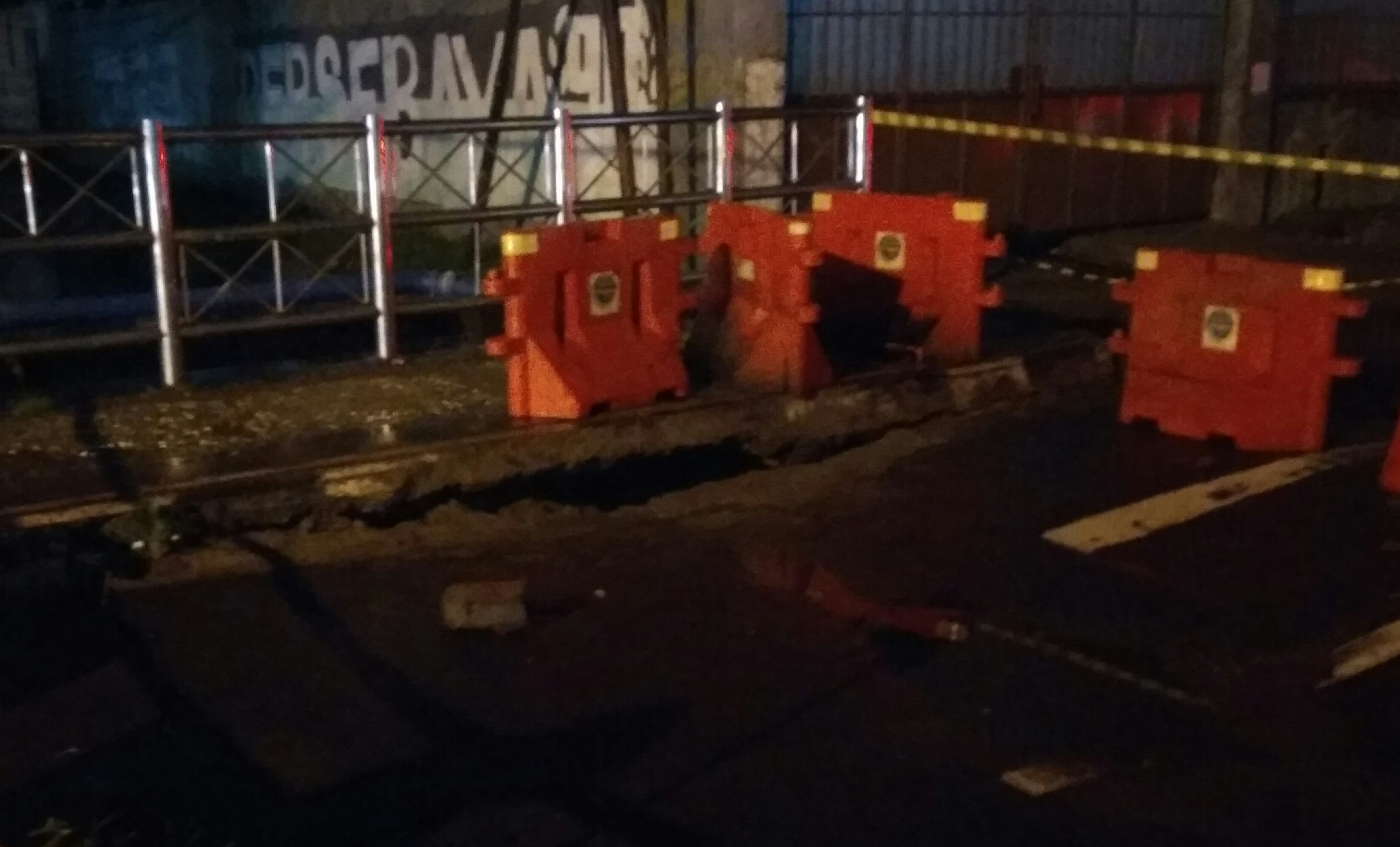 Terlihat bagian dasar jembatan ambles dan muncul  retakan.