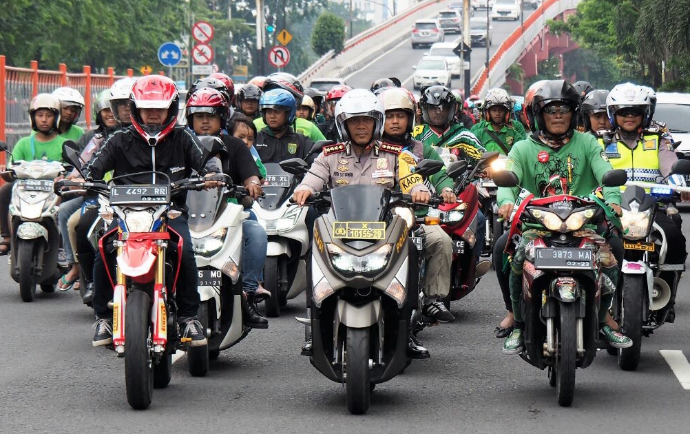 Kapolrestabes Surabaya bersama Bonek gelar konvoi 'Safety Riding'.