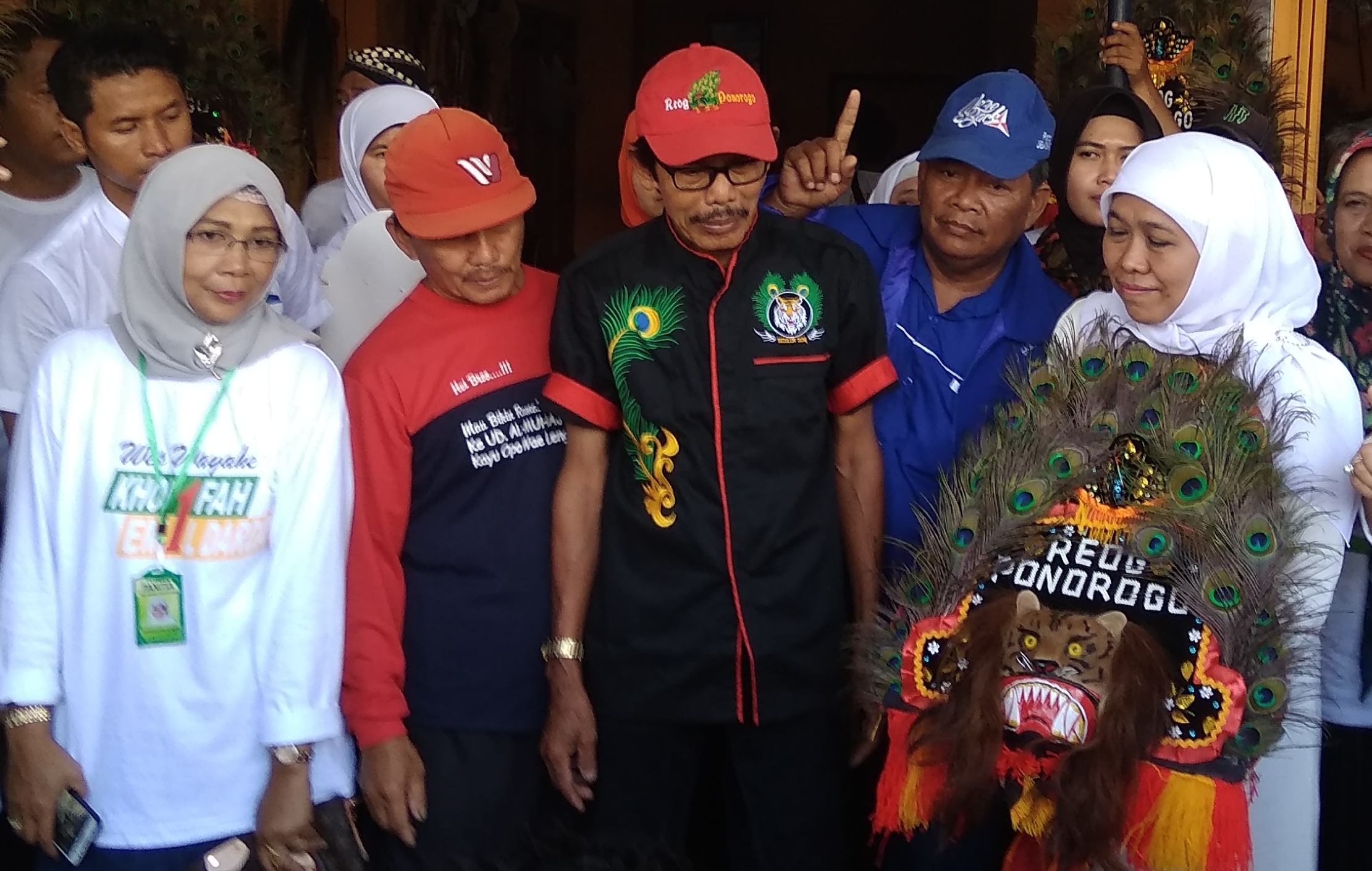 Kunjungi Pengrajin, Khofifah Berkomitmen Lestarikan Reyog Ponorogo 