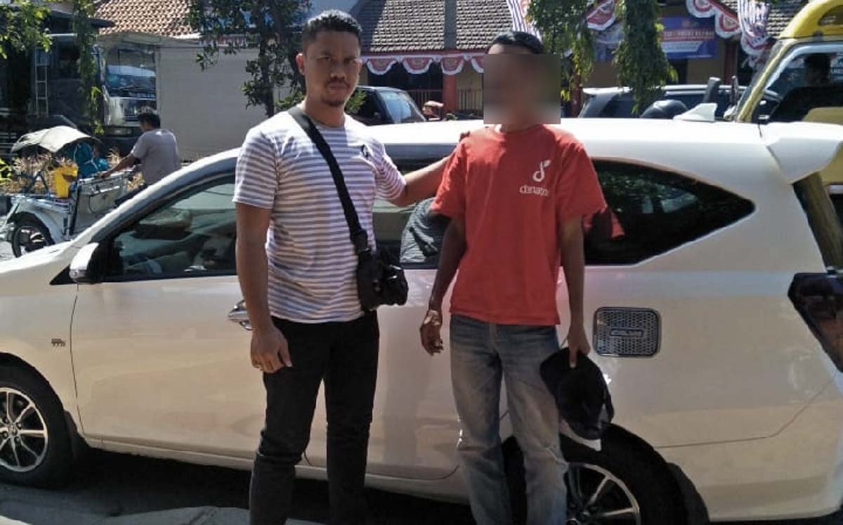 Petugas menunjukkan tersangka dan barang bukti.