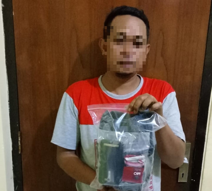 Tersangka dan barang bukti.