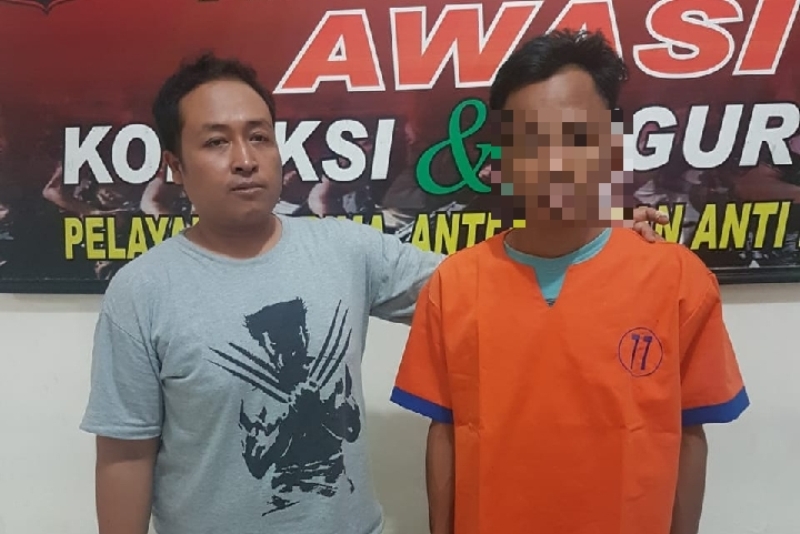 Polisi menunjukkan pelaku penjual pil Trex di Banyuwangi/Foto: Arif Ardianto
