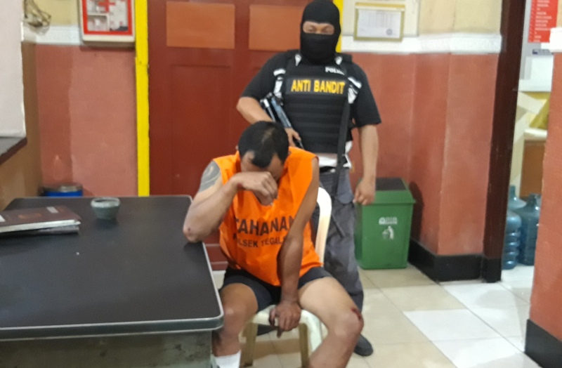 Pelaku jambret tertunduk saat di Mapolsek Tegalsari, Rabu (12/9/2018).