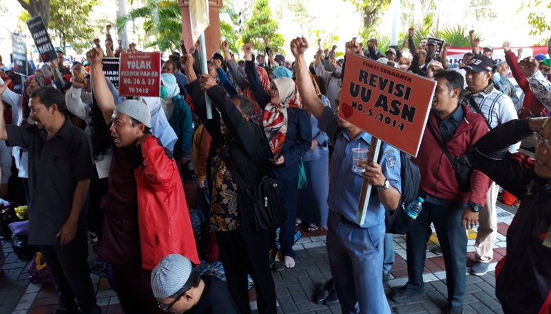 Aksi di Dewan, Guru Honorer: Pakde Jokowi, Kurangkah Pengabdianku!