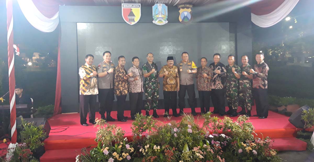 Gubernur Jatim Soekarwo saat mengikuti acara Cangkrukan Sinergitas TNI Polri bersama Forkopimda dalam rangka Pileg dan Pilpres 2019 di Rumah Dinas Pangdam V Brawijaya, Kamis (27/9/2018) malam.