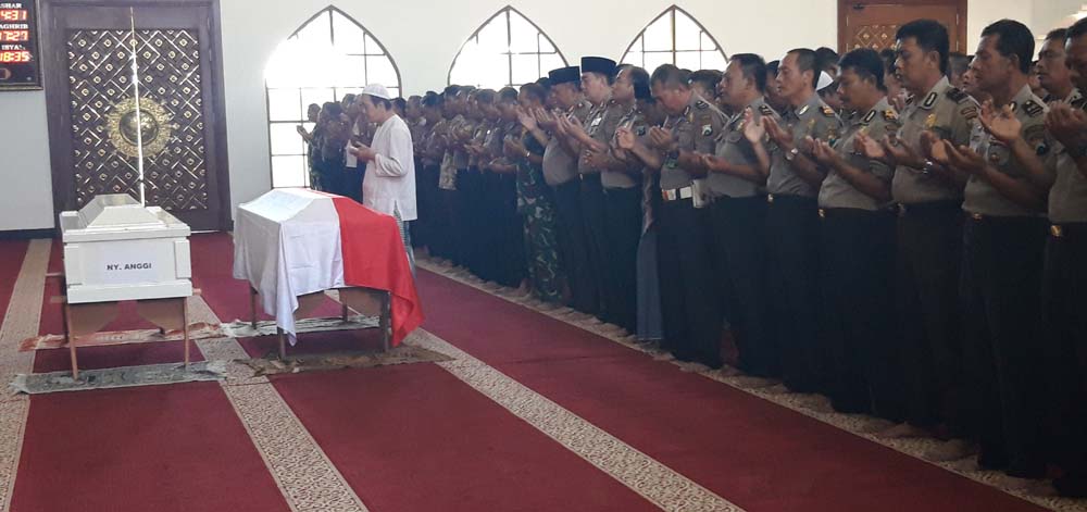 Kedua jenazah saat disalati di Masjid Arif Nurul Huda Mapolda Jatim, Jumat (28/9/2018)