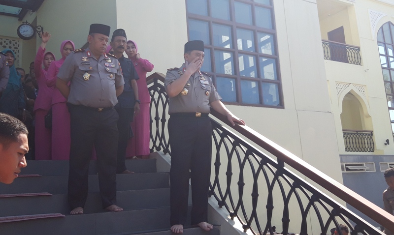 Kapolda Jatim dan Wakapolda Jatim mengiringi Jenazah yang akan diberangkatkan ke rumah kediamannya, Jumat (28/9/2018).