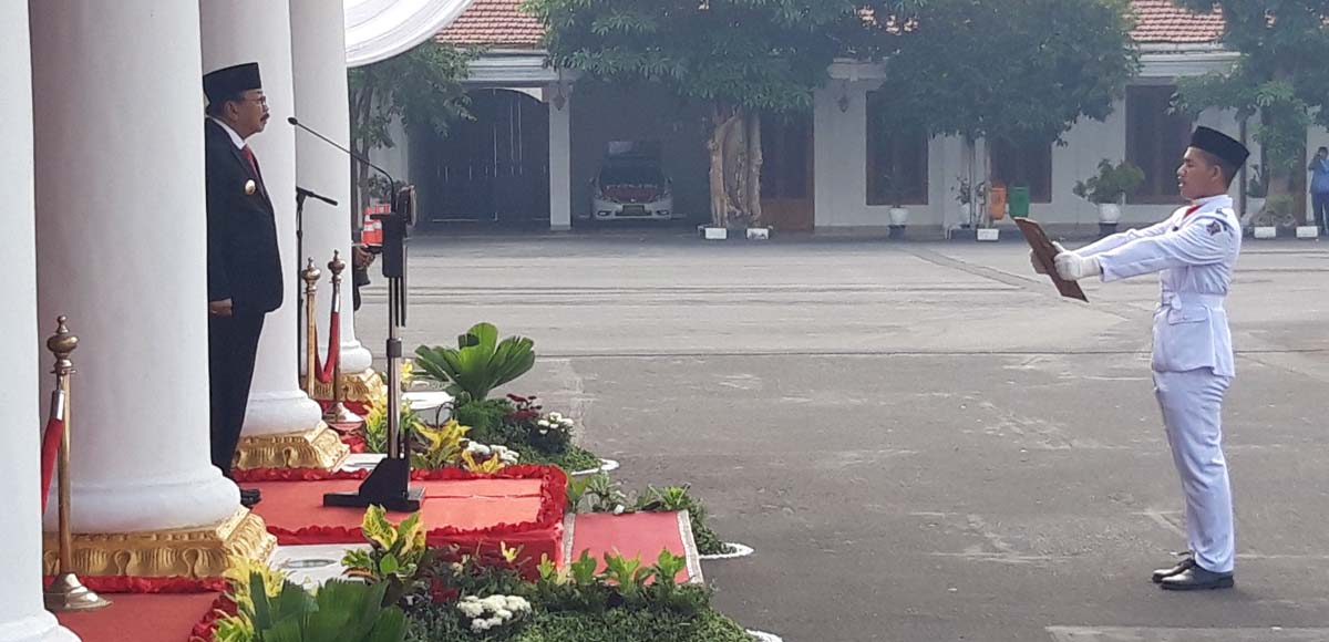 Gubernur Jatim Soekarwo menjadi inspektur upacara dalam rangka peringatan Hari Kesaktian Pancasila di Gedung Negara Grahadi, Senin (1/10/2018)