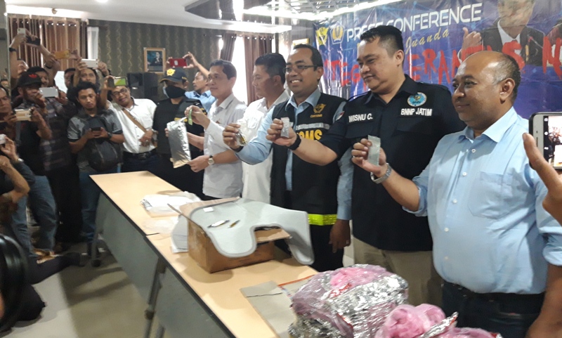 Sejumlah petugas menunjukkan barang bukti narkoba yang berhasil digagalkan oleh Bea Cukai Juanda, Kamis (4/10/2018).