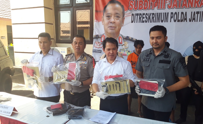 Polisi saat memperlihatkan barang bukti hasil tangkapan curanmor spesialis rumah kosong, Senin (8/10/2018).