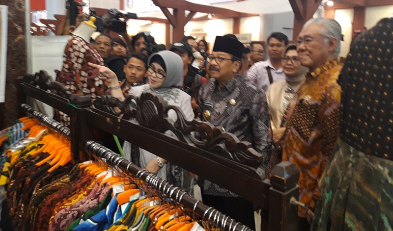 Mendag Enggartiasto Lukita bersama Gubernur Jatim Soekarwo mengunjungi salah satu stan dalam Pameran Jatim Fair di Grand City  Selasa (9/10/2018).
