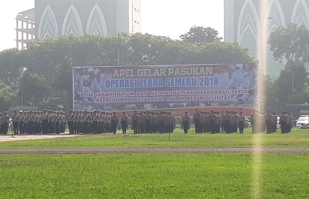 Apel Gelar Pasukan dalam rangka Operasi Zebra Semeru 2018 di lapangan Polda Jatim, Jalan Ahmad Yani, Surabaya, Senin (30/10/2018).
