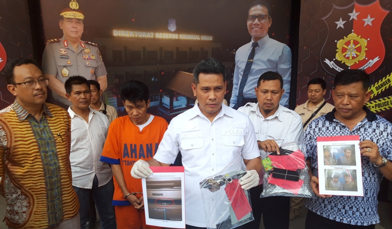 Polisi saat membeberkan barang bukti dan tersangka kasus pembobolan ATM.