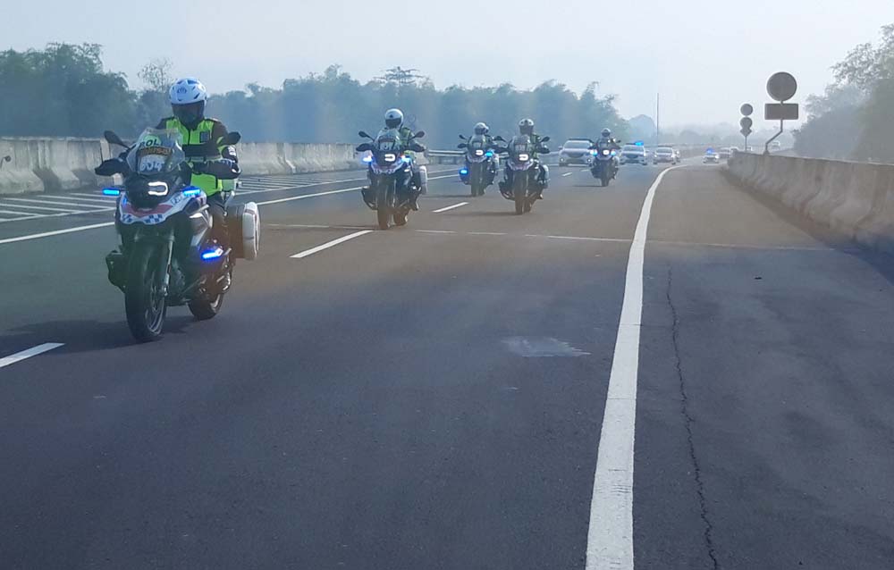 Petugas SAT PJR Polda Jatim Saat Melintas di Jalan Tol Surabaya Mojokerto
