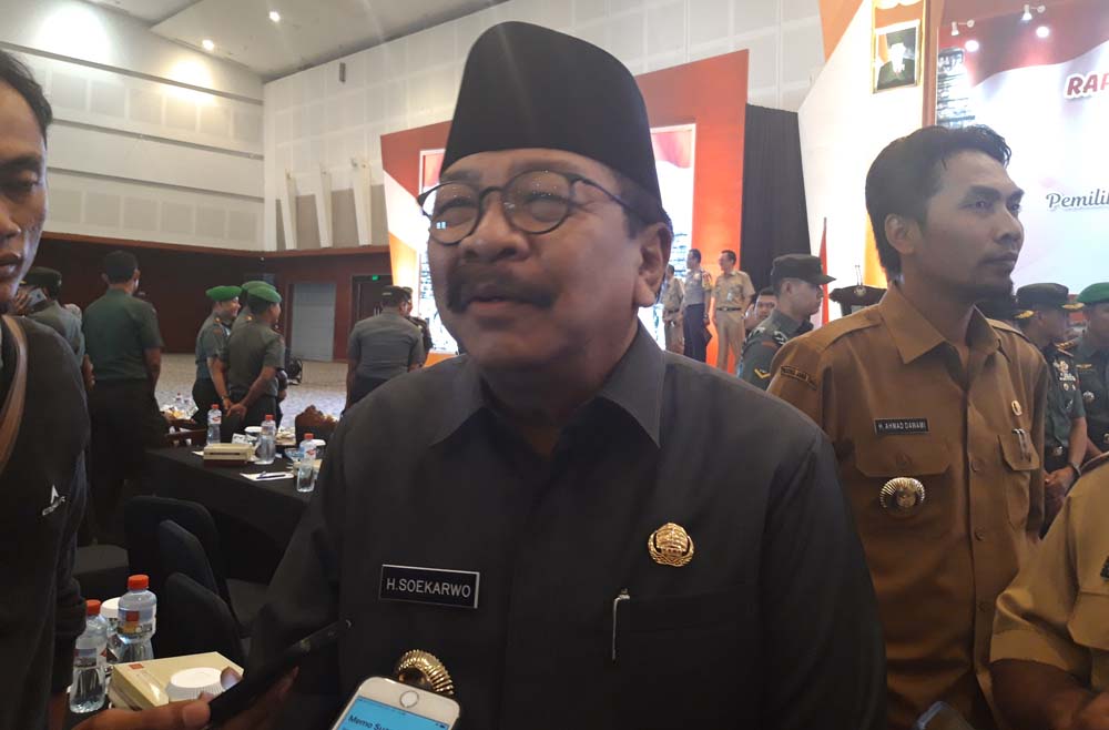 Gubernur Jatim Soekarwo (kiri) Dirjen Otonomi Daerah Sumarsono (kanan)