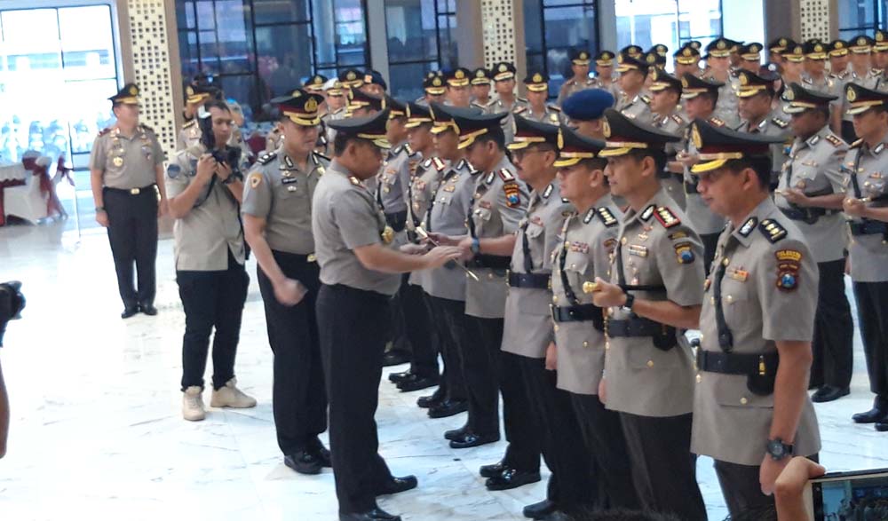 Kapolda Jatim, Irjen Pol Luki Hermawan memberikan penyerahan tanda pangkat dan jabatan pada anggota yang dimutasi di Gedung Mahameru Mapolda Jatim, Jumat (8/11/2018).