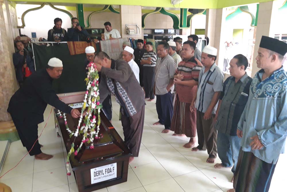 Jenazah Deryl usai disalatkan disalah satu masjid di Simo Pomahan Baru, Surabaya.