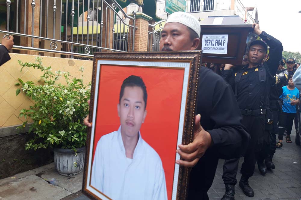 Jenazah Deryl Fida Febrianto saat tiba di rumah duka di Surabaya.
