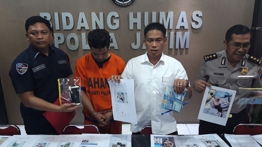Polisi menunjukkan barang bukti saat rilis kasus pemerasan