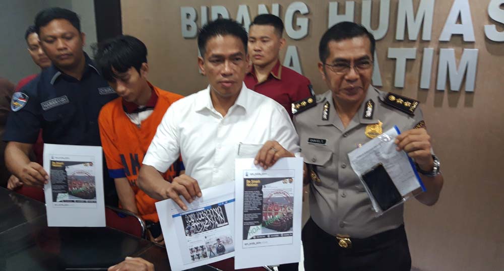 Petugas menunjukkan barang bukti dan tersangka penyebarang berita hoax