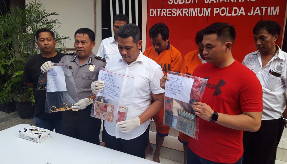 Petugas menunjukkan tersangka dan barang bukti