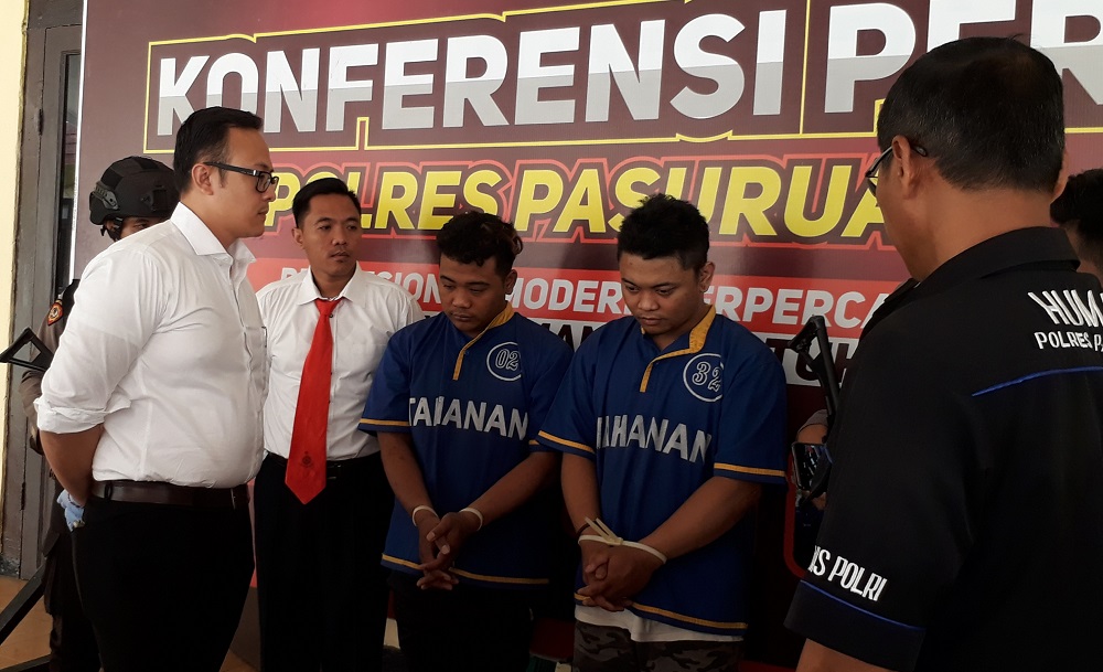 Dua tersangka yang tertangkap saat dimintai keterangan oleh polisi.
