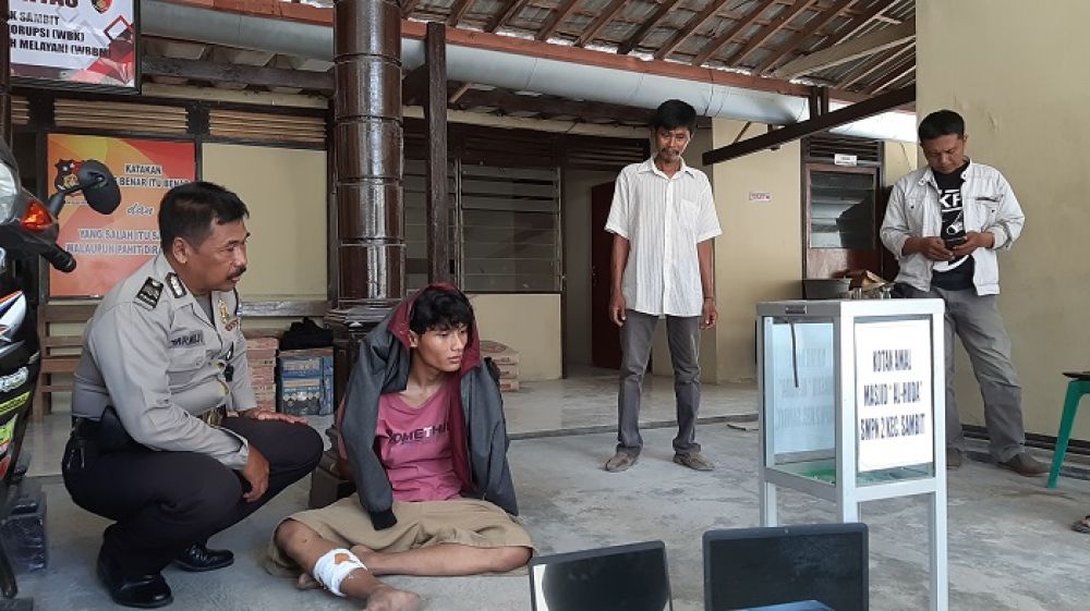 Pelaku Ulumatul Mario Jefry Irawan bersama barang bukti