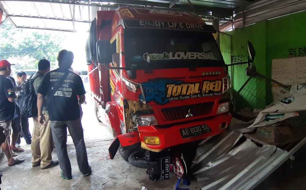Truk berhenti usai menabrak gudang bengkel las
