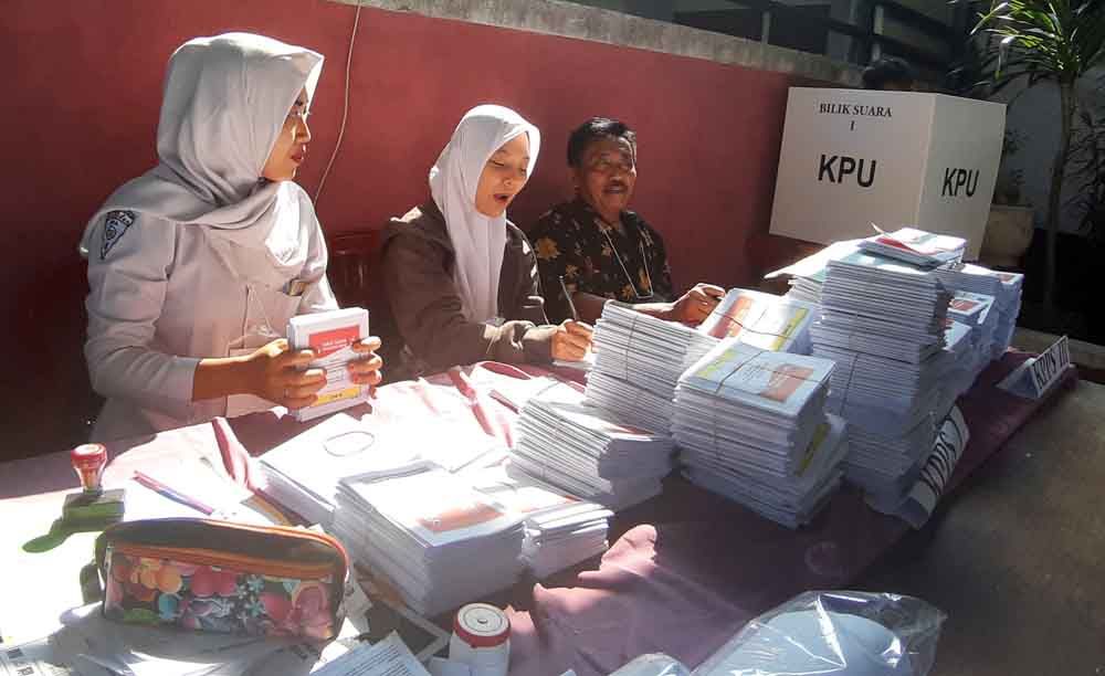 TPS 008 Ponorogo memakai kostum SMA
