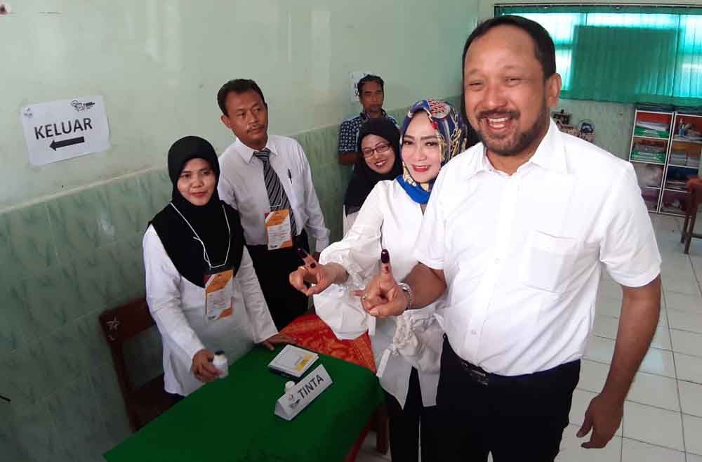 Bupati Ipong dan istri usai mencoblos