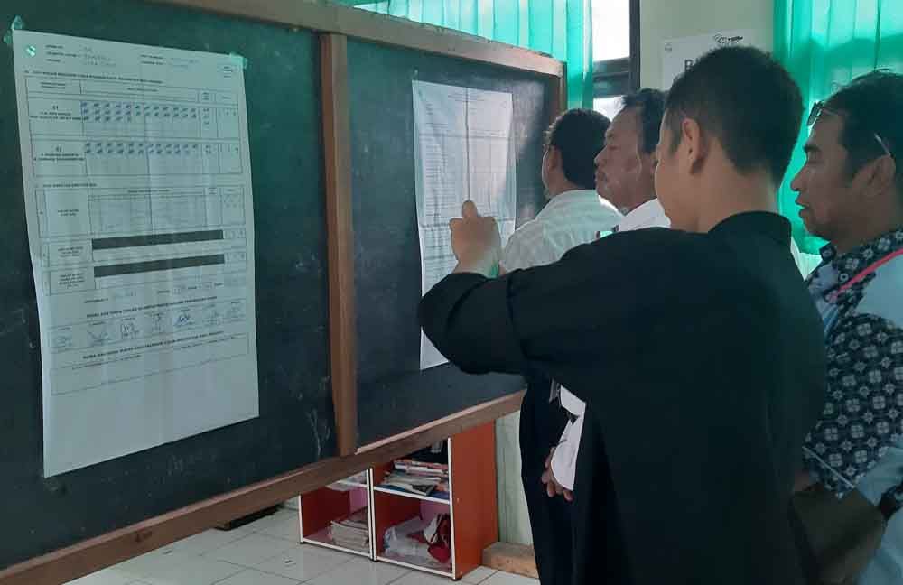 Warga melihat unggulnya suara Jokowi di TPS 004