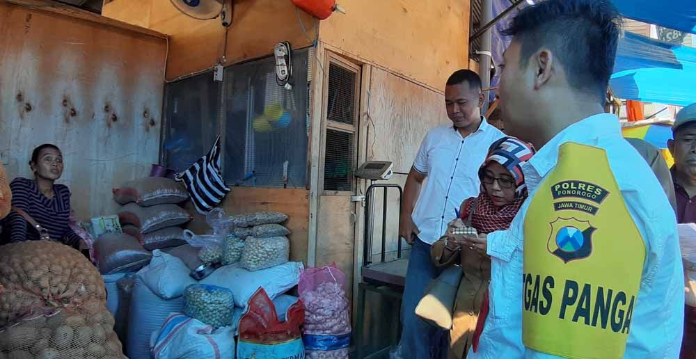 Pengecekan harga bawang putih