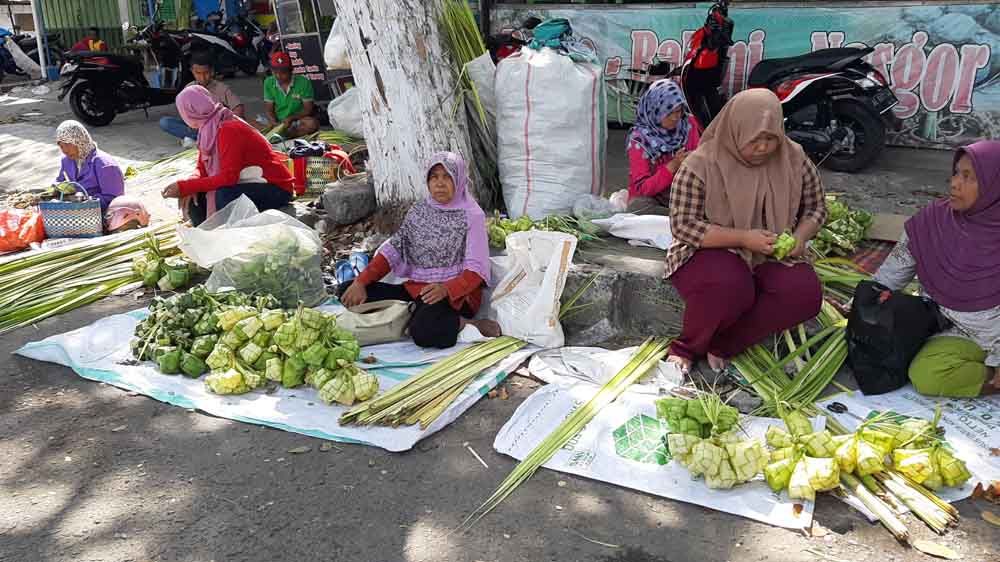 Pedagang ketupat di Ponorogo