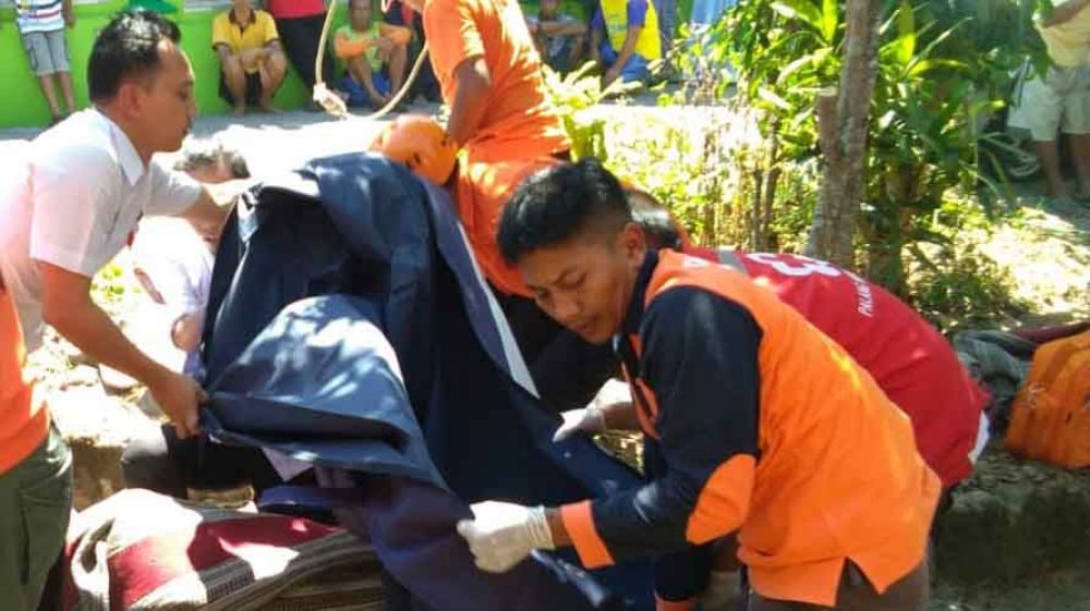 Petugas BPBD evakuasi korban dari dalam sumur