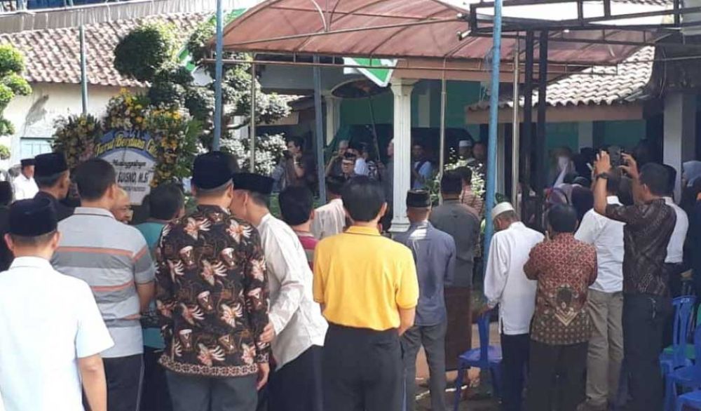 Pelayat datang ke rumah duka di Ponorogo