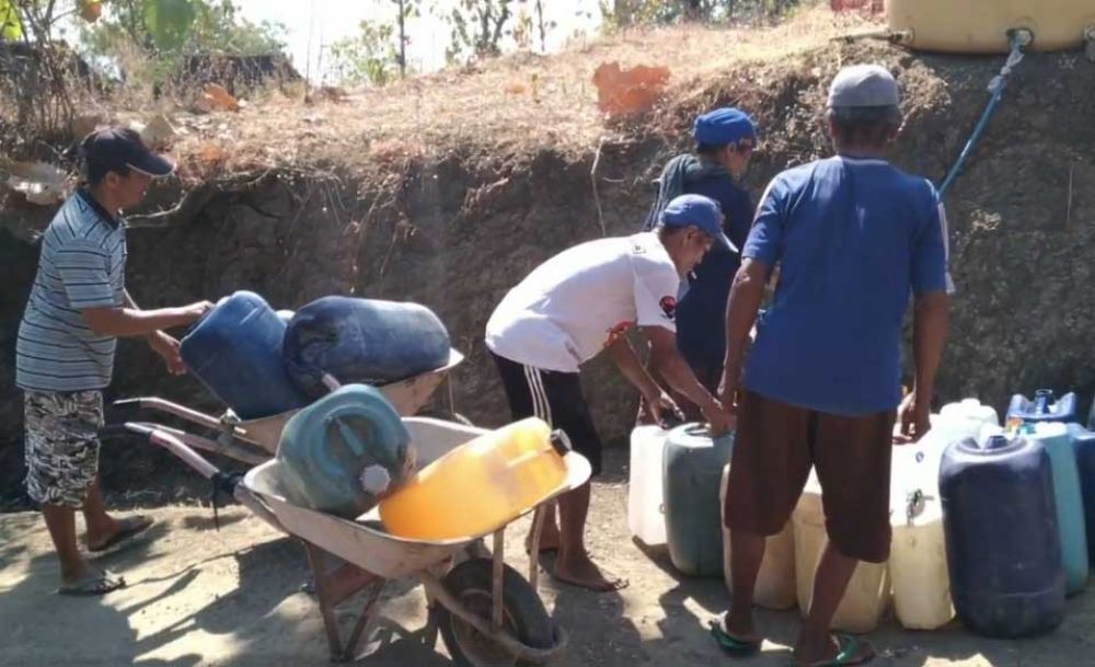 Warga Ponorogo mengantri air 