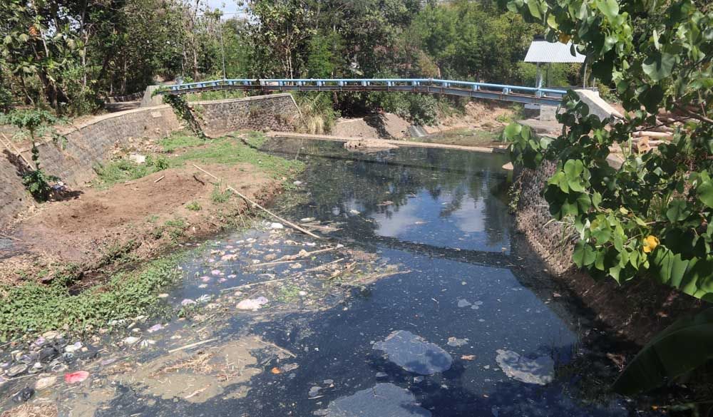 Sungai Mungkungan Ponorogo yang berubah warna dan berbau