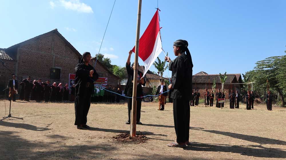 Upcara bendera mengenakan busana dan bahasa Panoragan