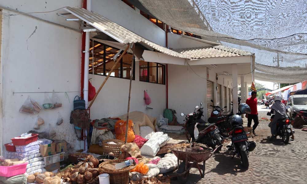 Atap Pasar Somoroto Ponorogo sisi selatan yang hampir ambruk