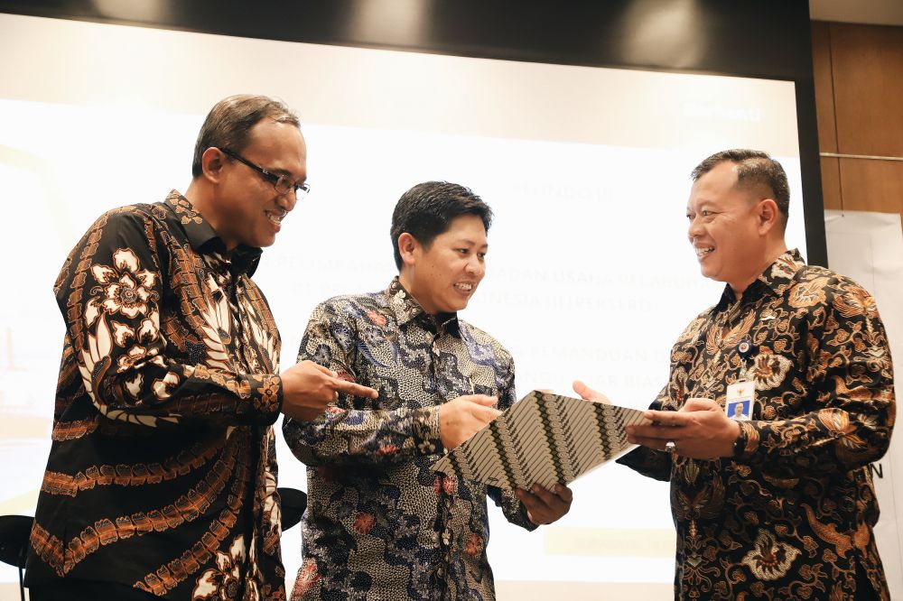 Penyerahan SK Kementerian Perhubungan (Kemenhub) menunjuk BUMN Pelindo III berikan pelayanan jasa pemanduan di Selat Malaka