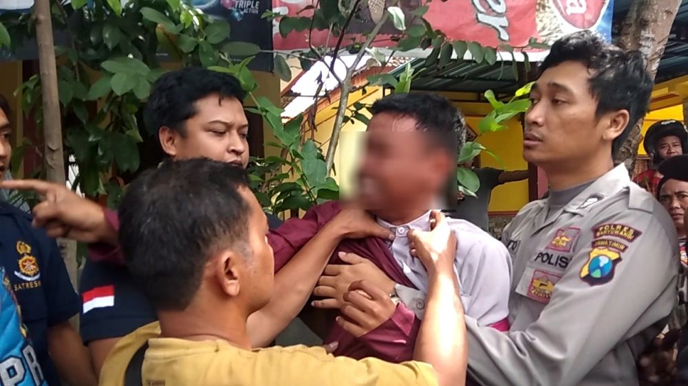 Zaenal anak sulung korban saat memaki pembunuh ibunya