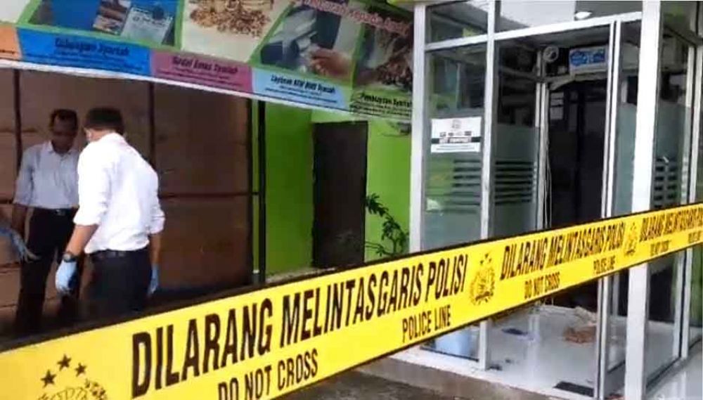 Polisi saat melakukan olah TKP di ATM yang hilang