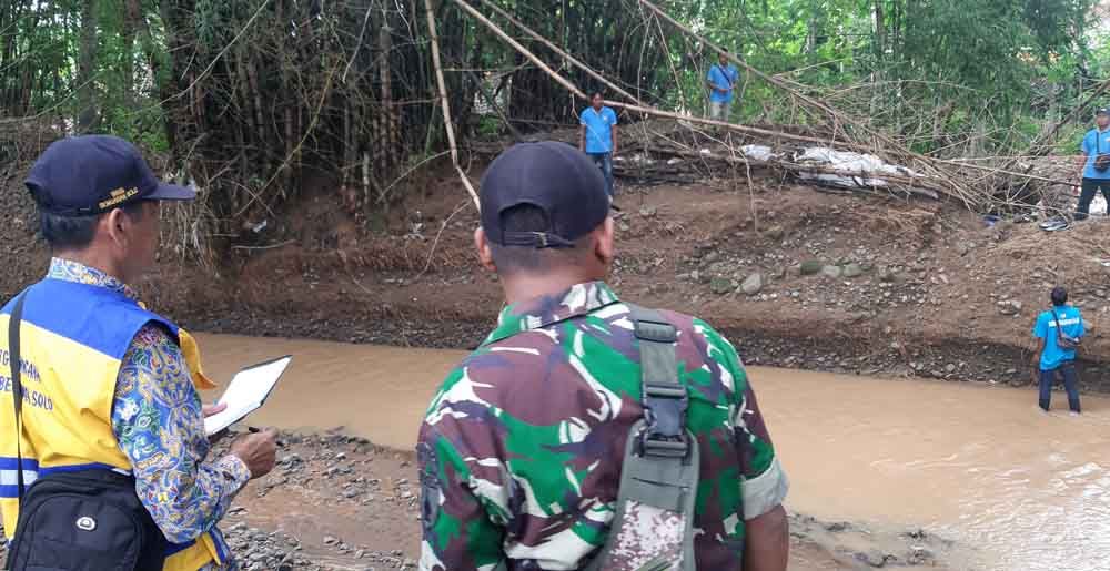 Pemasangan bronjong sementara di Ponorogo