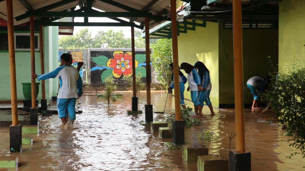 Siswa SMA Negeri 3 Ponorogo kerja bakti bersihkan sisa banjir