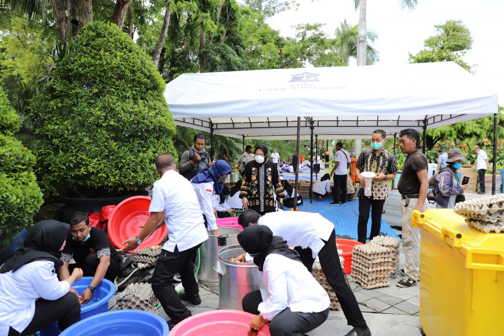 Pendirian posko dan dapur umum di Balai Kota Surabaya