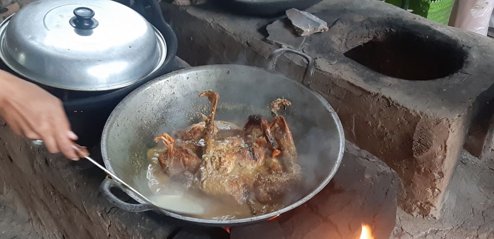 Pembuatan ayam bakar Lawis gunakan tungku
